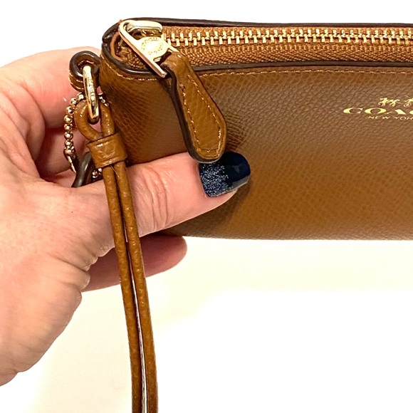 Coach classic caramel wristlet 64 - Picture 3 of 8